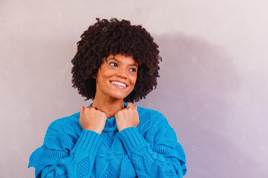 mulher afro vestida para o inverno