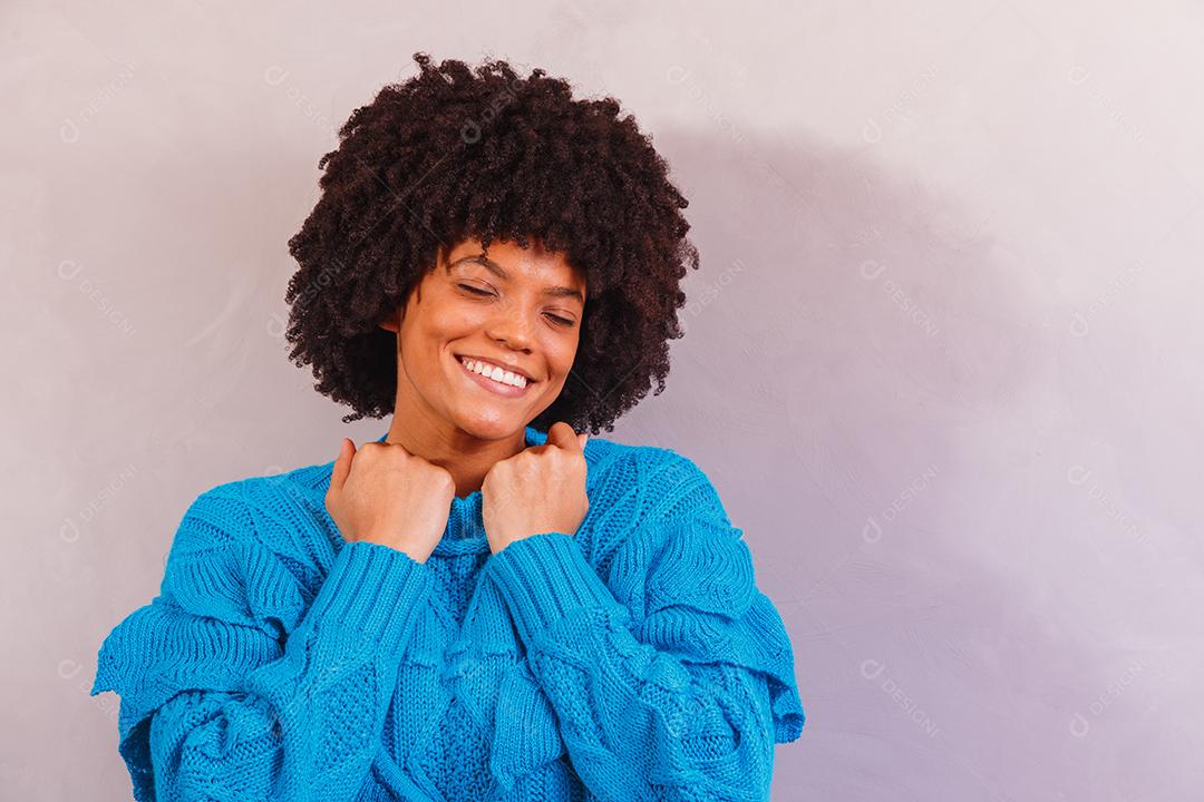 mulher afro vestida para o inverno