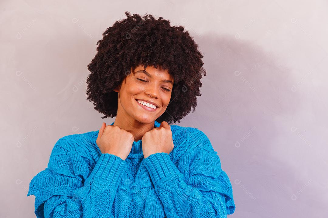 mulher afro vestida para o inverno