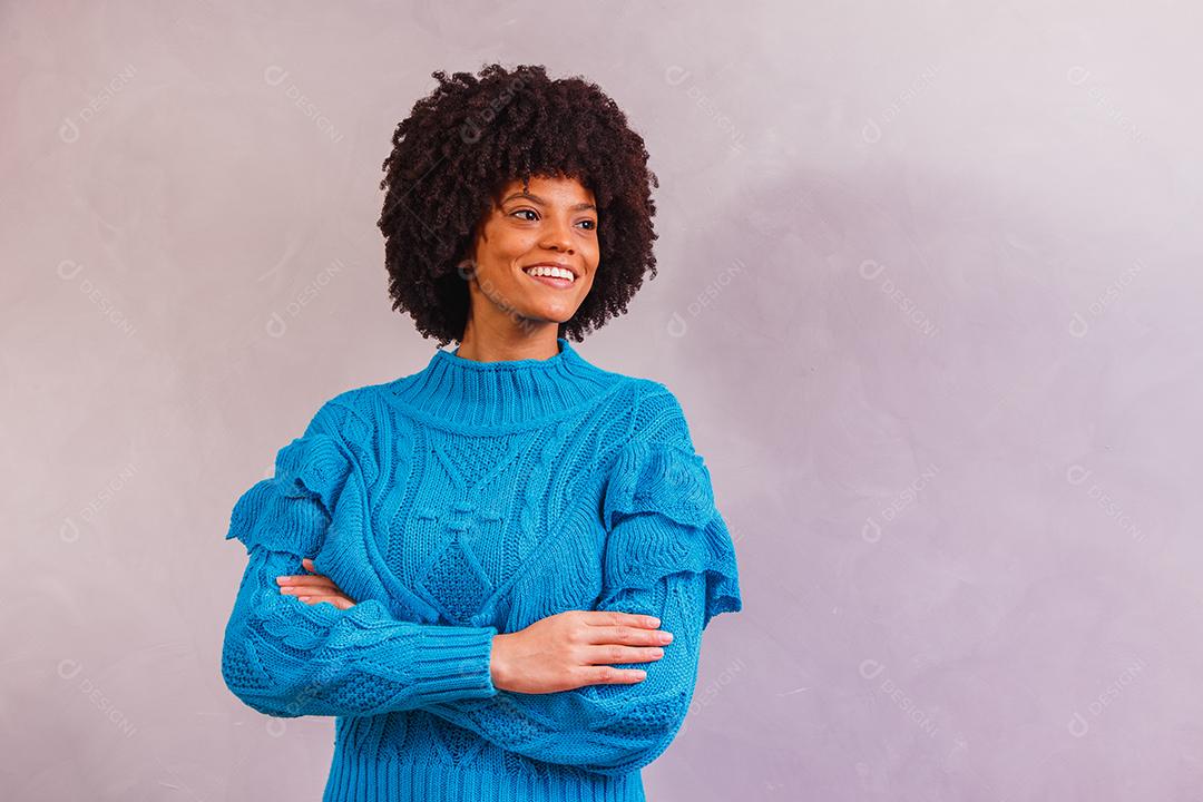 mulher afro vestida para o inverno