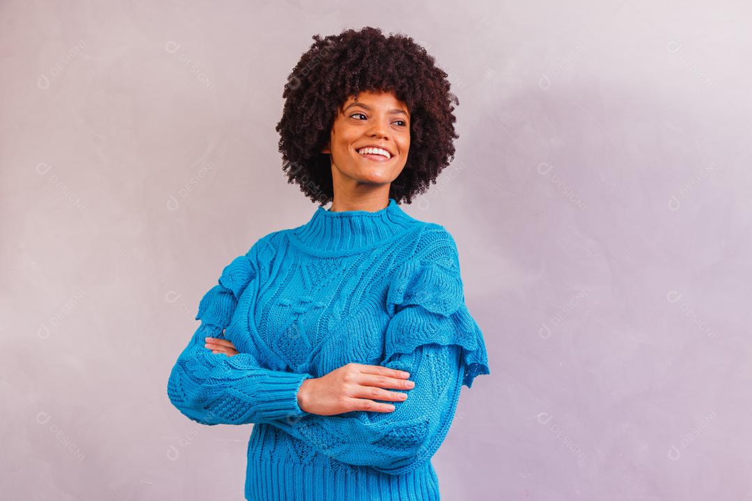 mulher afro vestida para o inverno