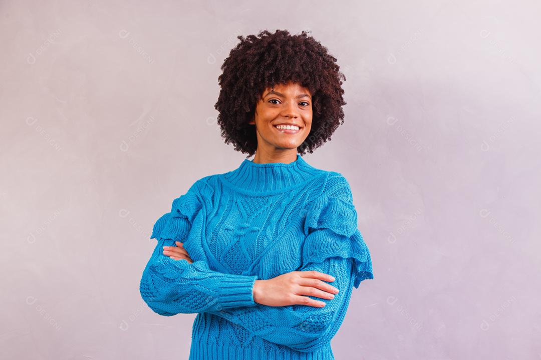 mulher afro vestida para o inverno