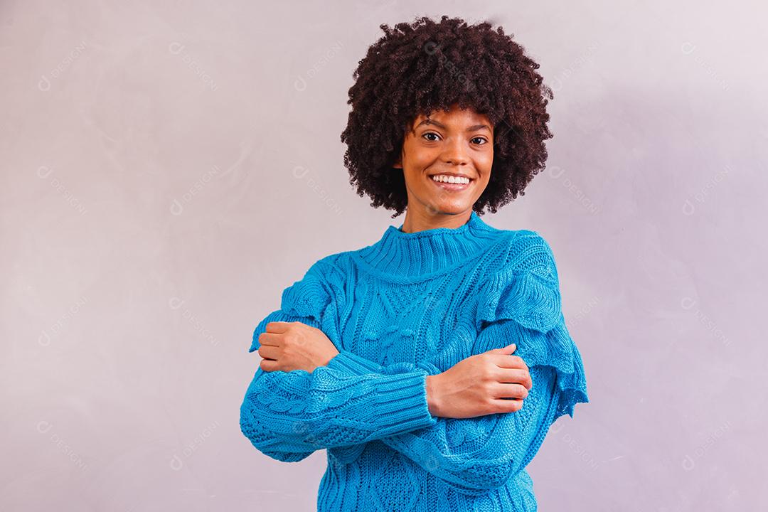 mulher afro vestida para o inverno