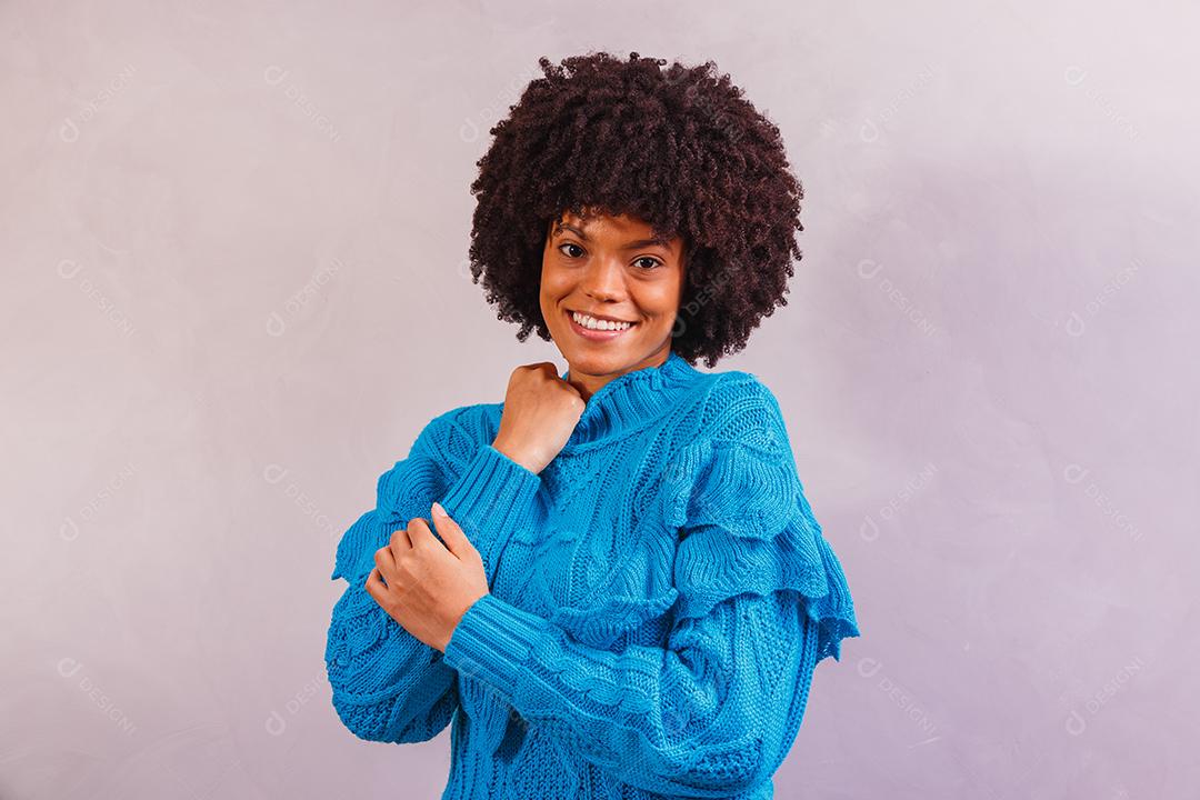 mulher afro vestida para o inverno