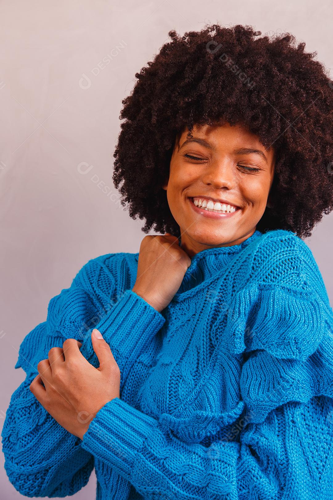 mulher afro vestida para o inverno