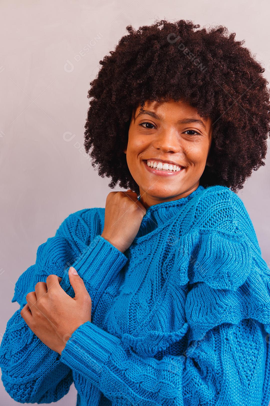mulher afro vestida para o inverno