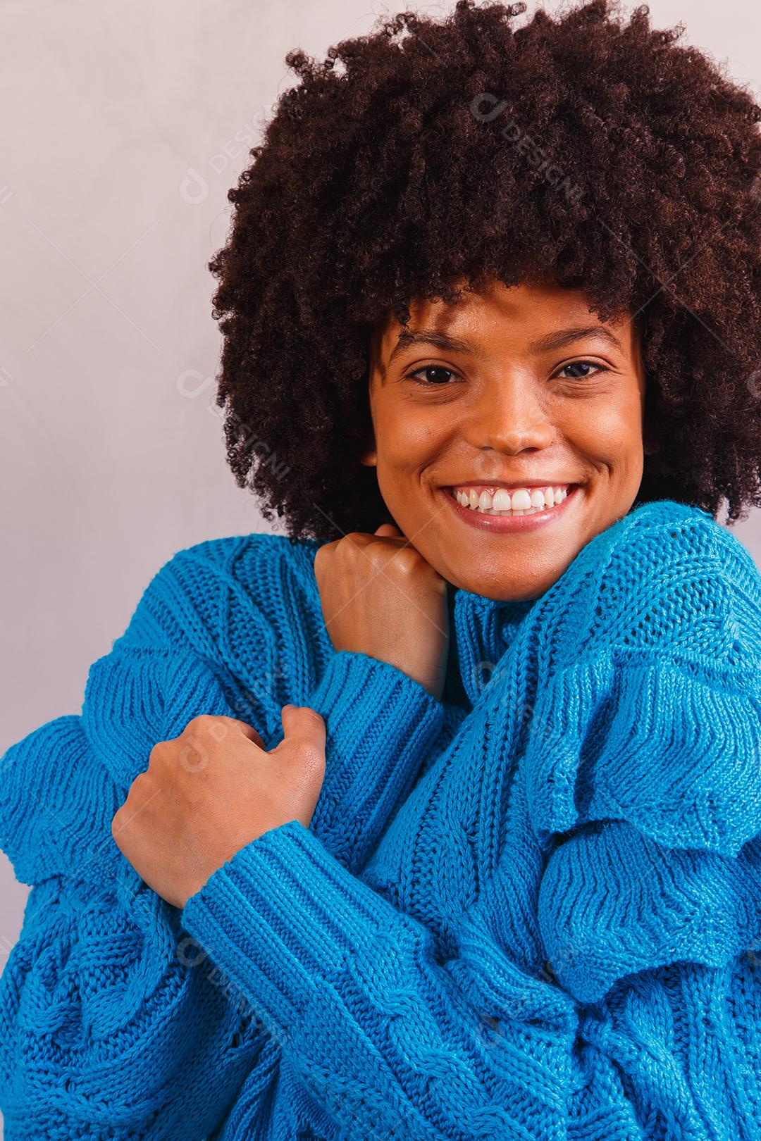 mulher afro vestida para o inverno