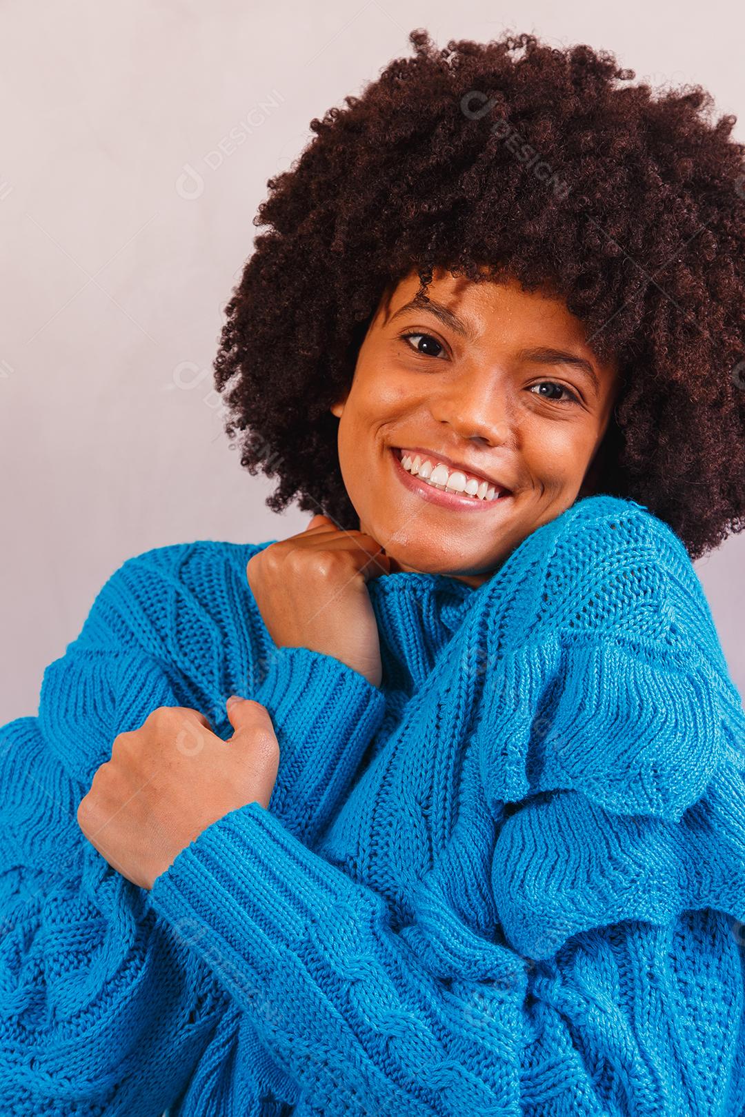 mulher afro vestida para o inverno