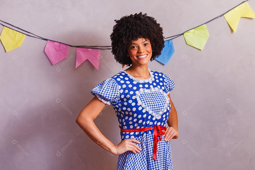 Mulher afro brasileira vestindo roupas típicas para a Festa Junina