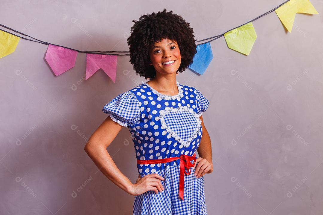 Mulher afro brasileira vestindo roupas típicas para a Festa Junina