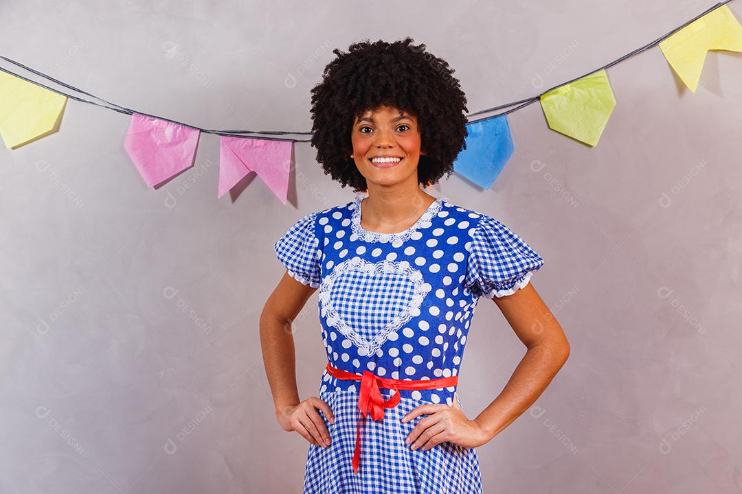 Mulher afro brasileira vestindo roupas típicas para a Festa Junina