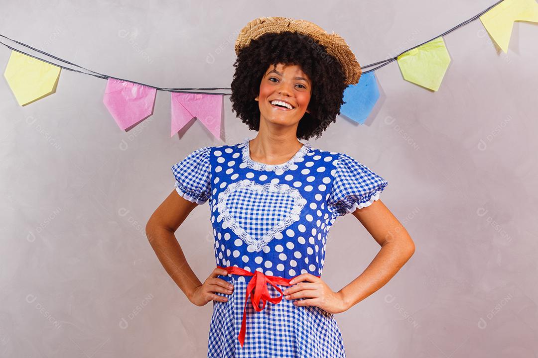 Mulher afro brasileira vestindo roupas típicas para a Festa Junina