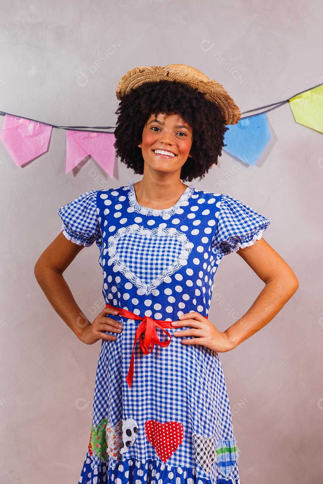 Mulher afro brasileira vestindo roupas típicas para a Festa Junina