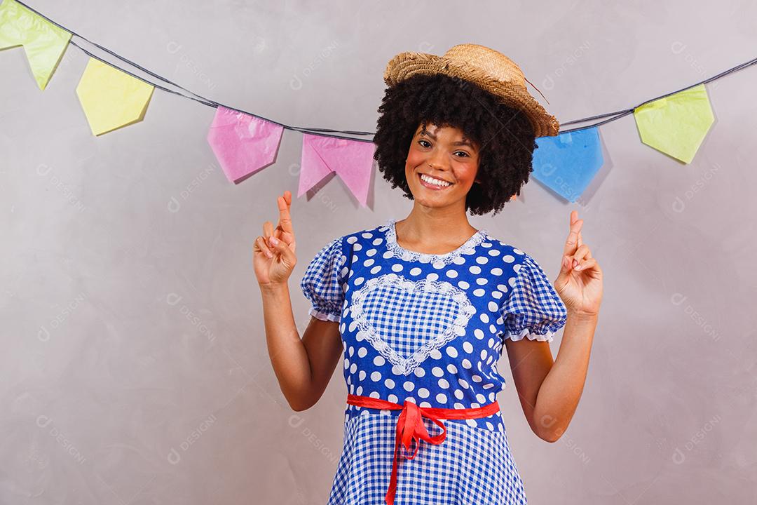 Mulher afro brasileira vestindo roupas típicas para a Festa Junina