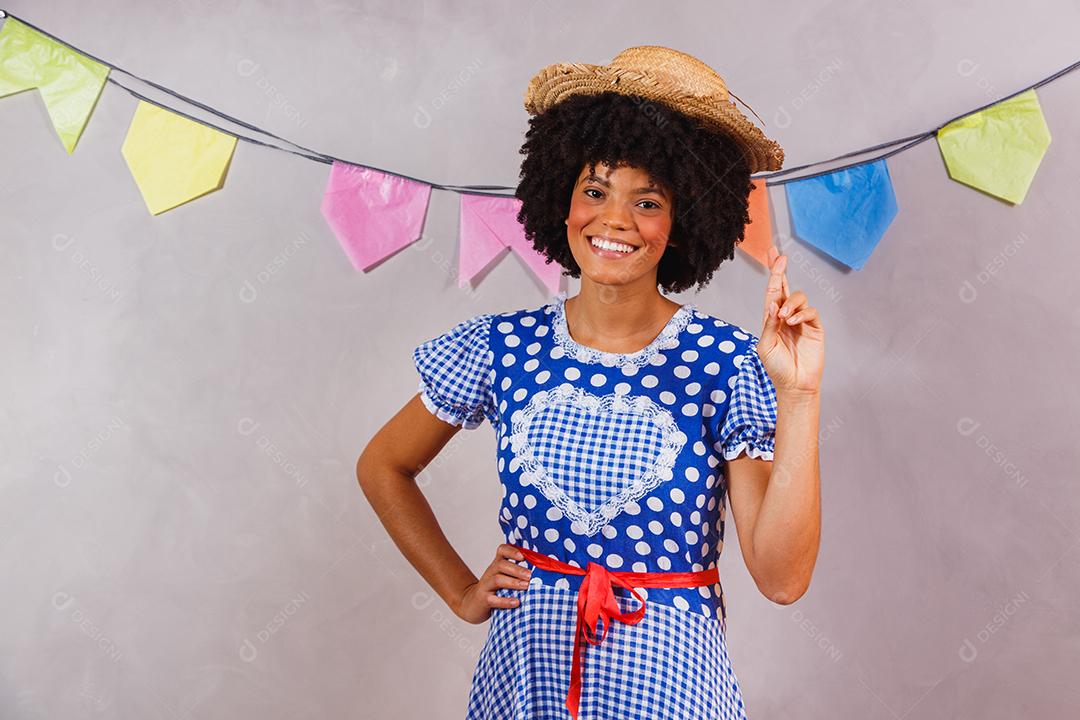 Mulher afro brasileira vestindo roupas típicas para a Festa Junina