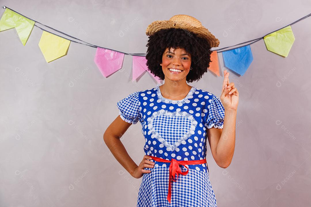 Mulher afro brasileira vestindo roupas típicas para a Festa Junina