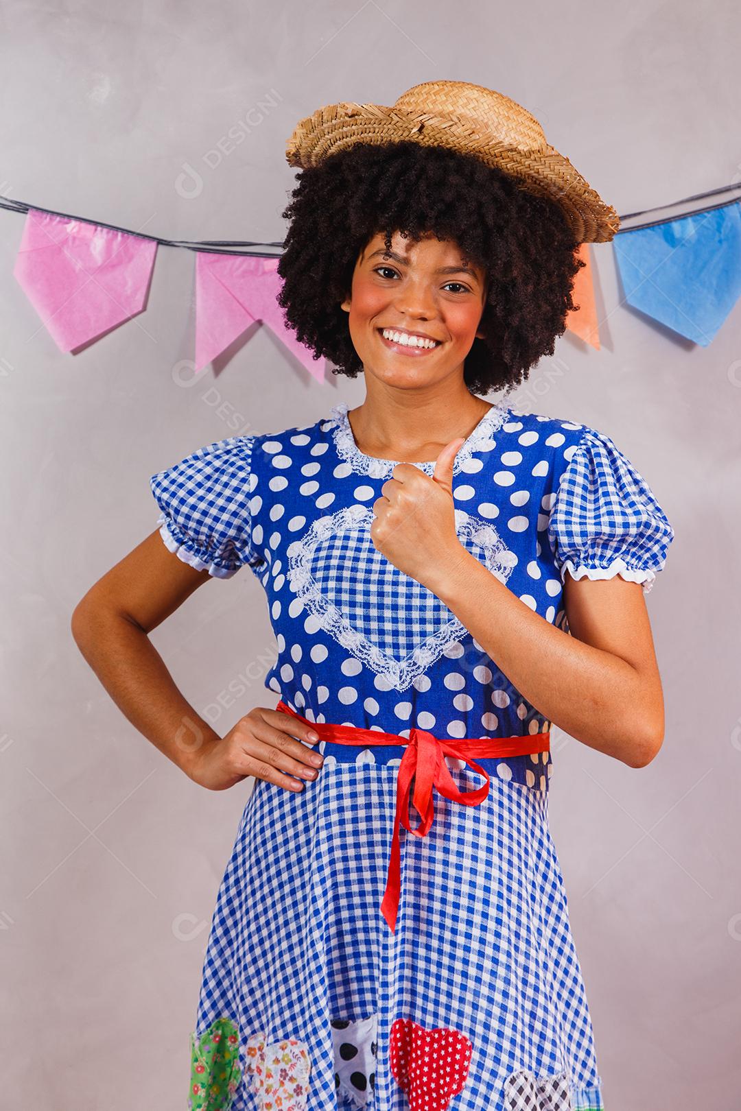 jovem afro vestida para festa junina