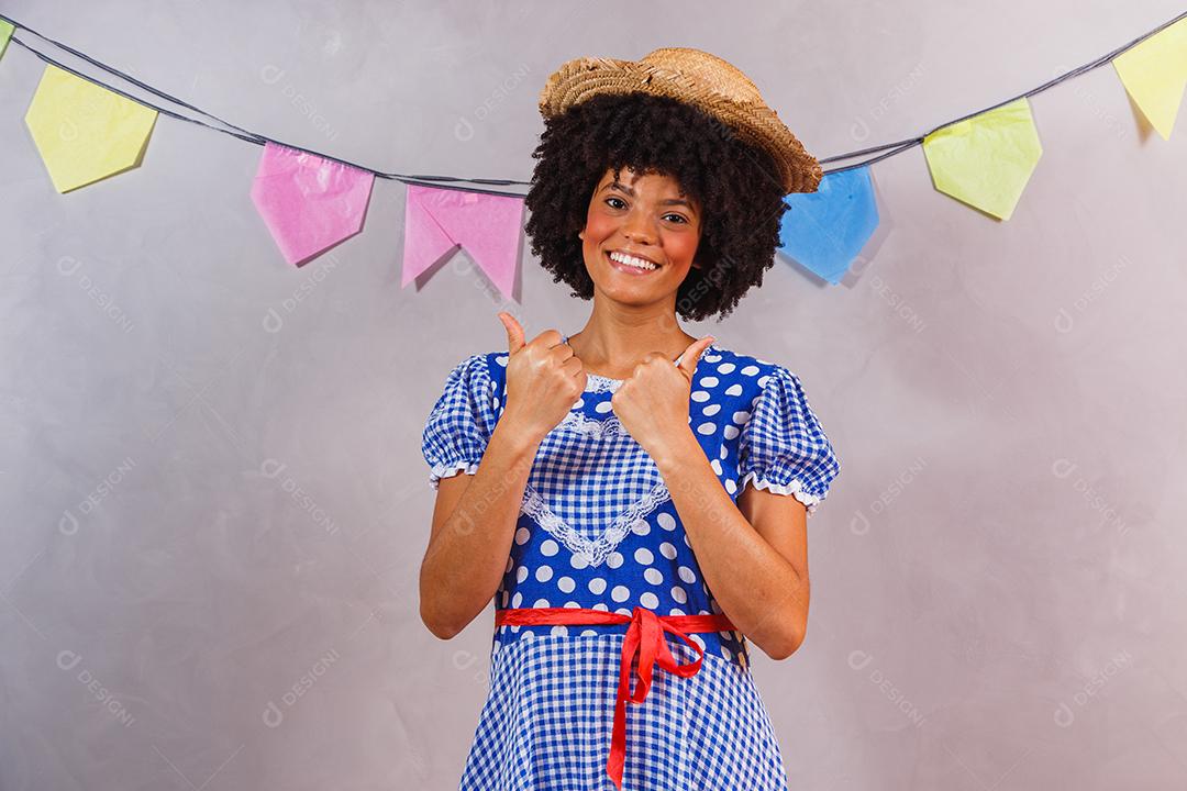 jovem afro vestida para festa junina