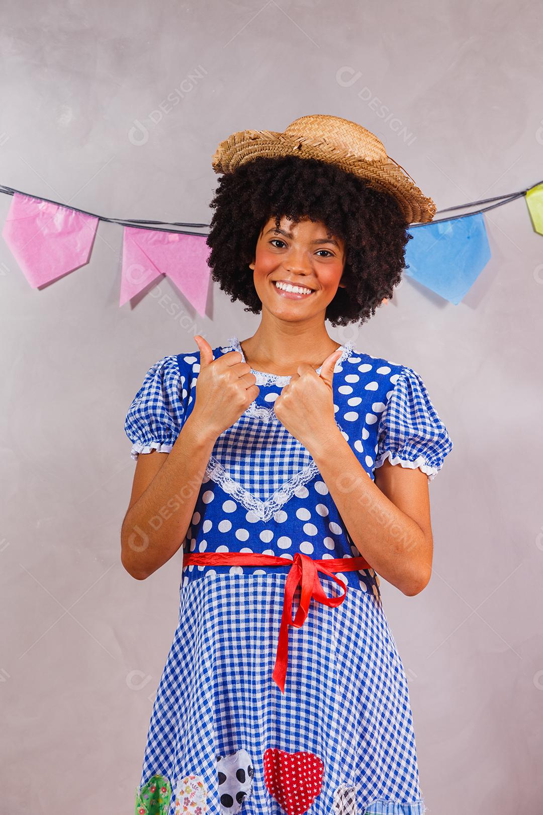 jovem afro vestida para festa junina