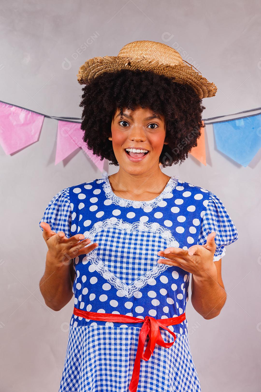 jovem afro vestida para festa junina