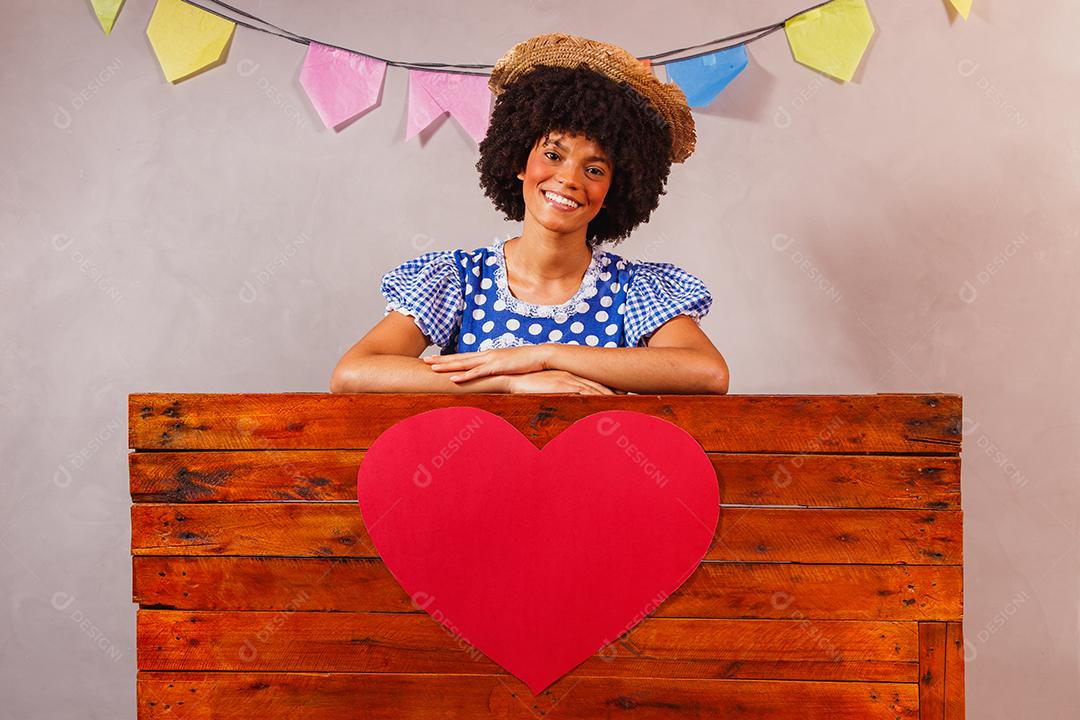 jovem afro vestida para festa junina
