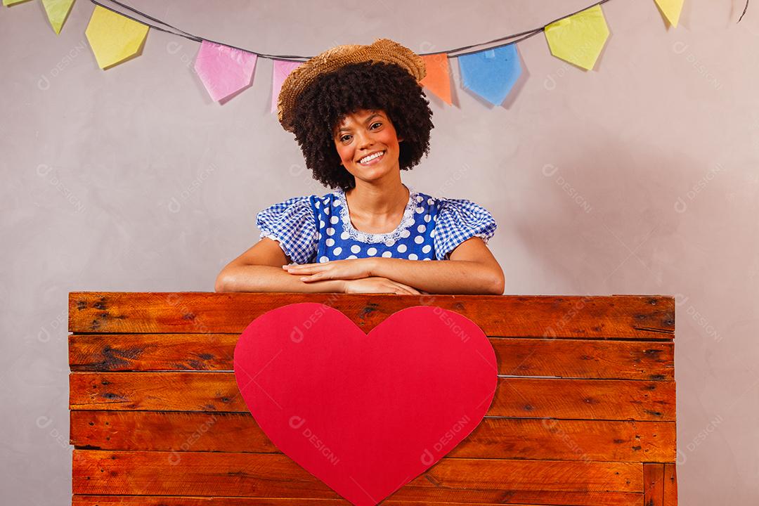 jovem afro vestida para festa junina