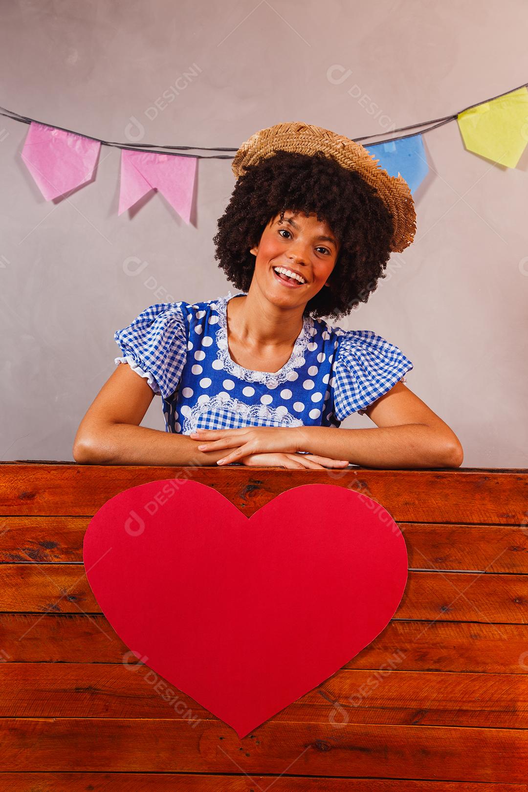 jovem afro vestida para festa junina