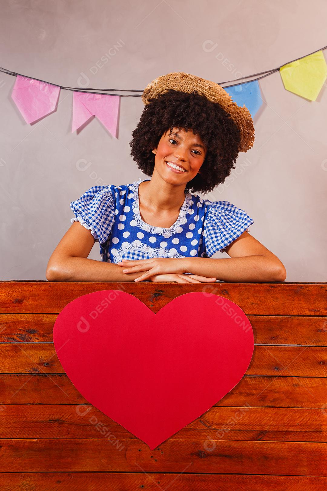 jovem afro vestida para festa junina