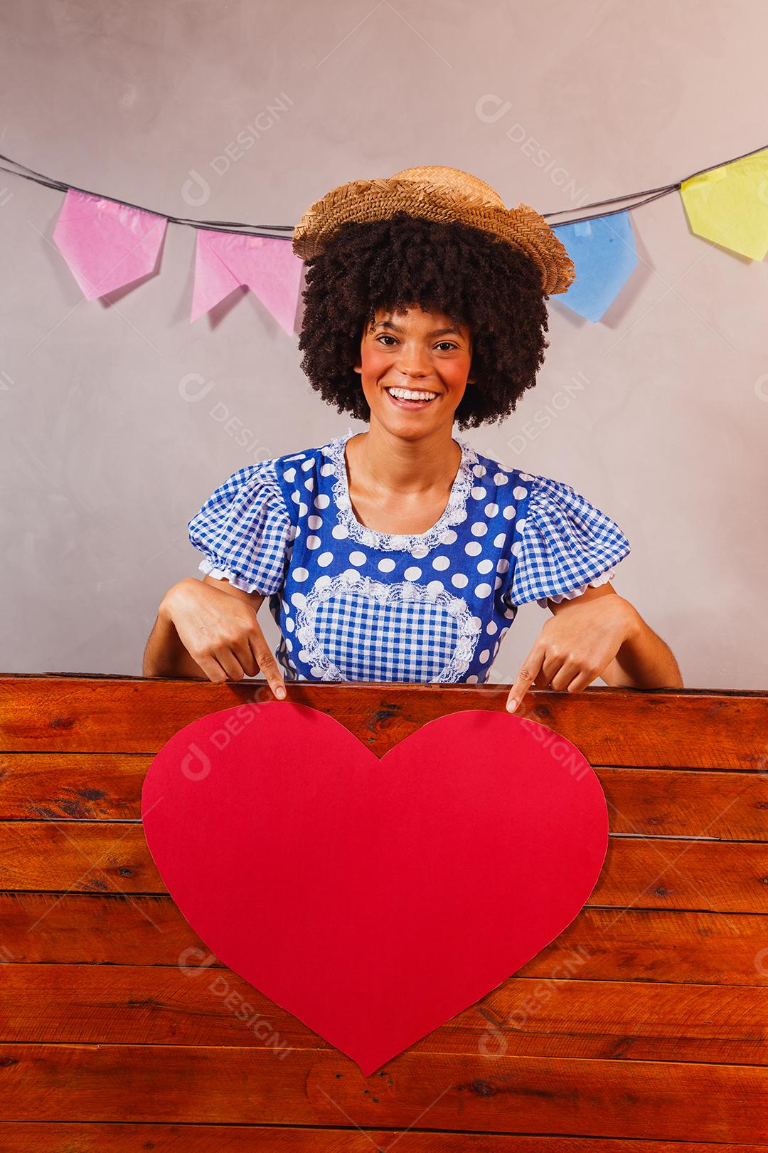 jovem afro vestida para festa junina