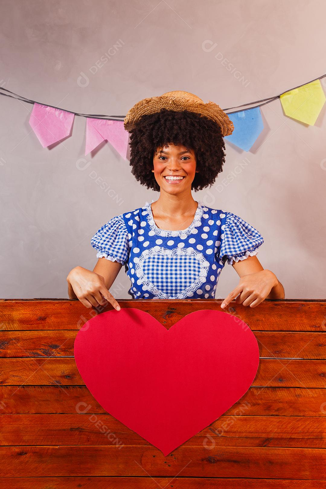 jovem afro vestida para festa junina