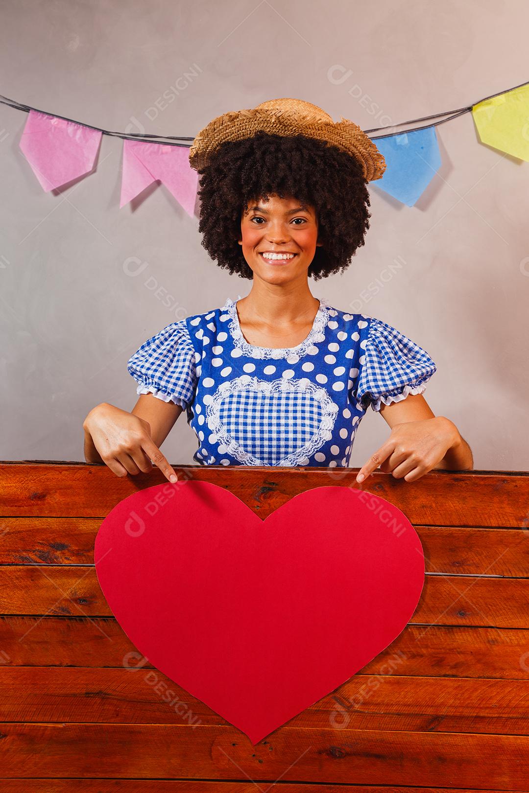 jovem afro vestida para festa junina