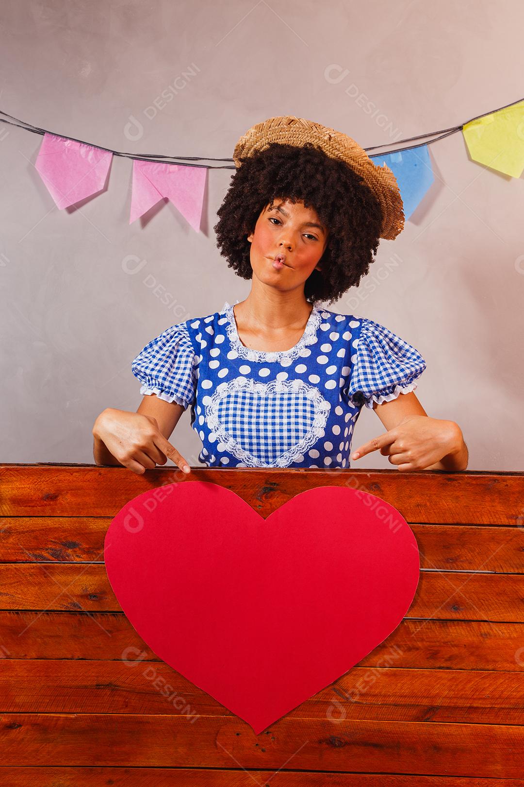 jovem afro vestida para festa junina