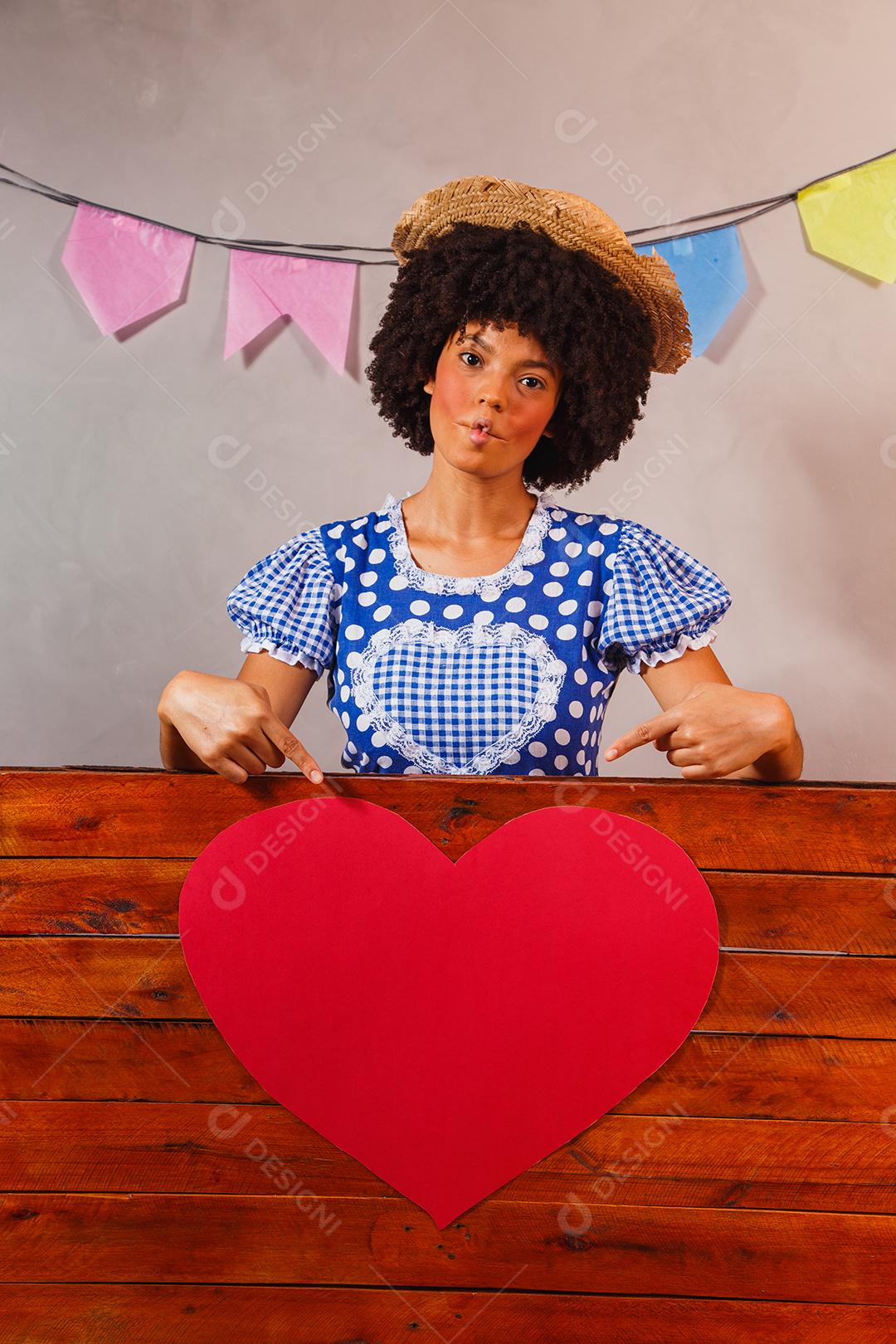 jovem afro vestida para festa junina