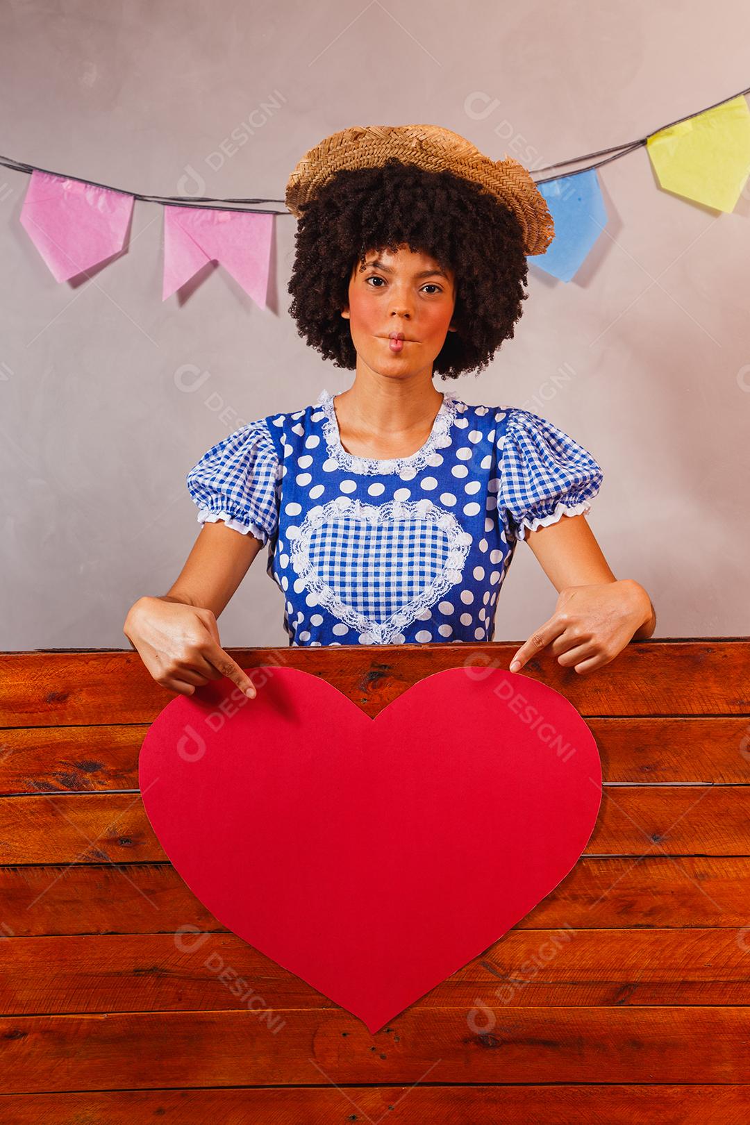 jovem afro vestida para festa junina