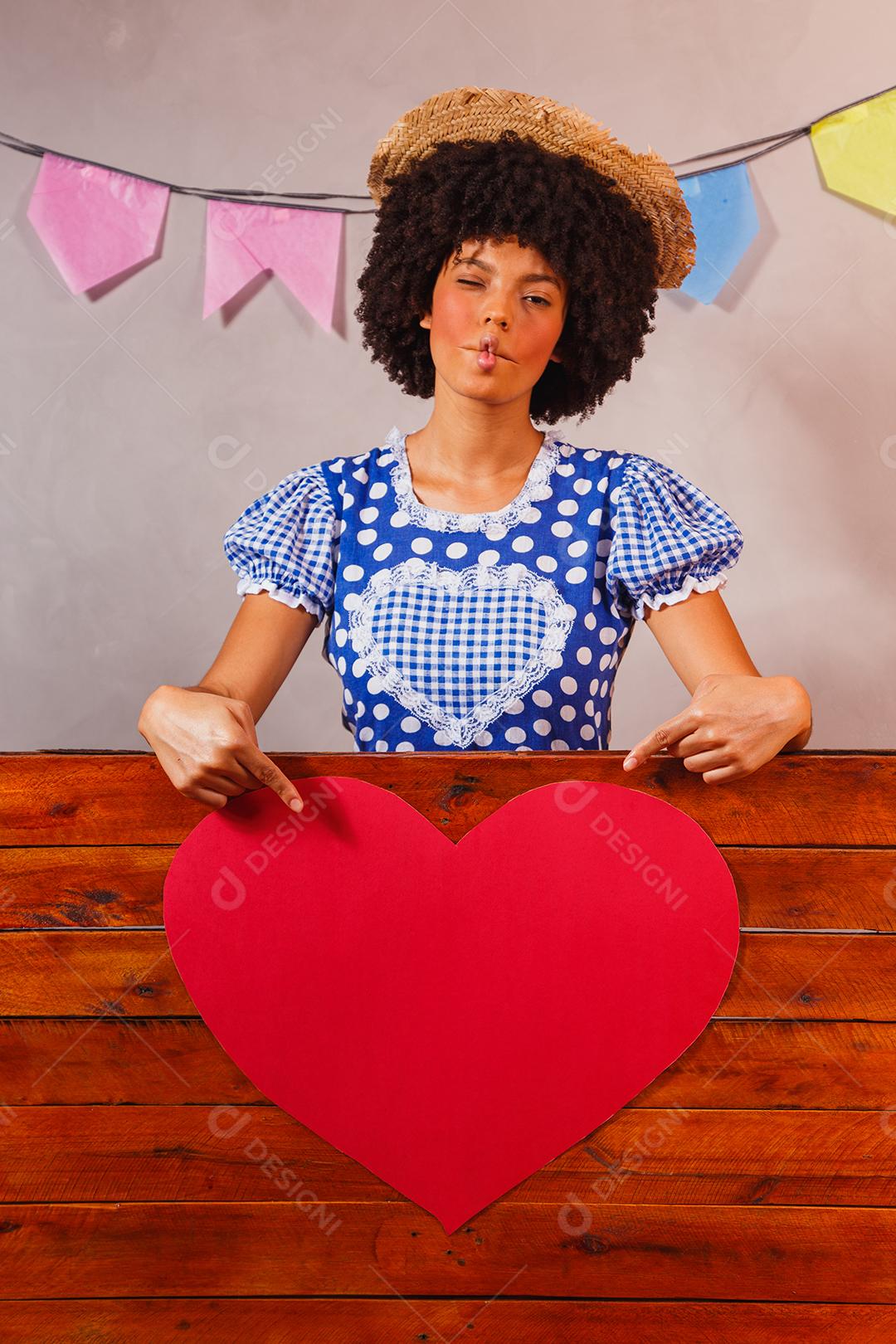 jovem afro vestida para festa junina