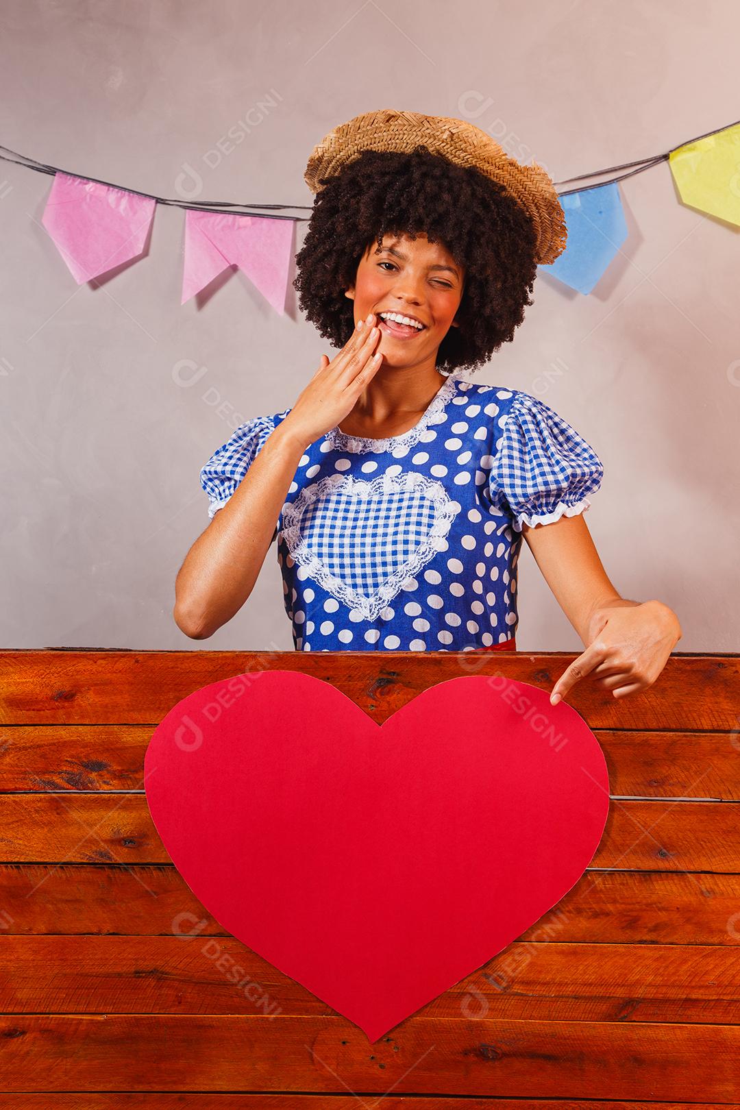 jovem afro vestida para festa junina
