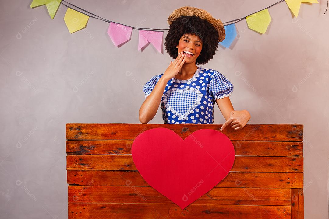 jovem afro vestida para festa junina