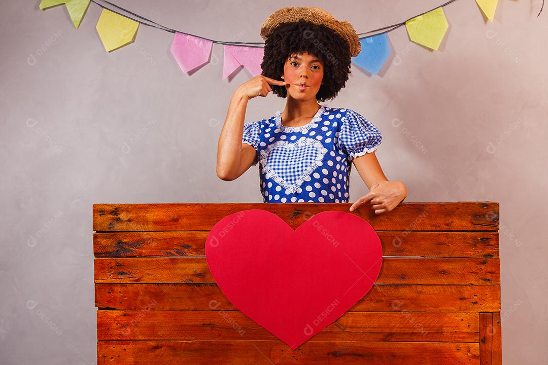 jovem afro vestida para festa junina