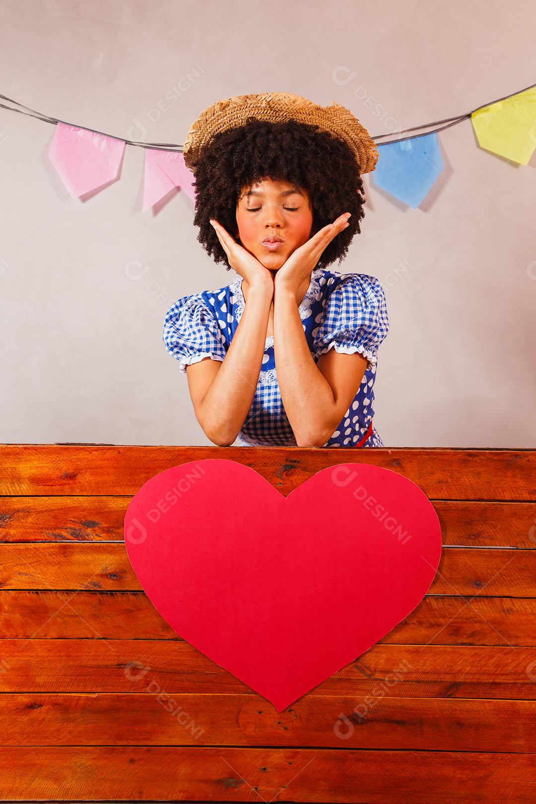 jovem afro vestida para festa junina