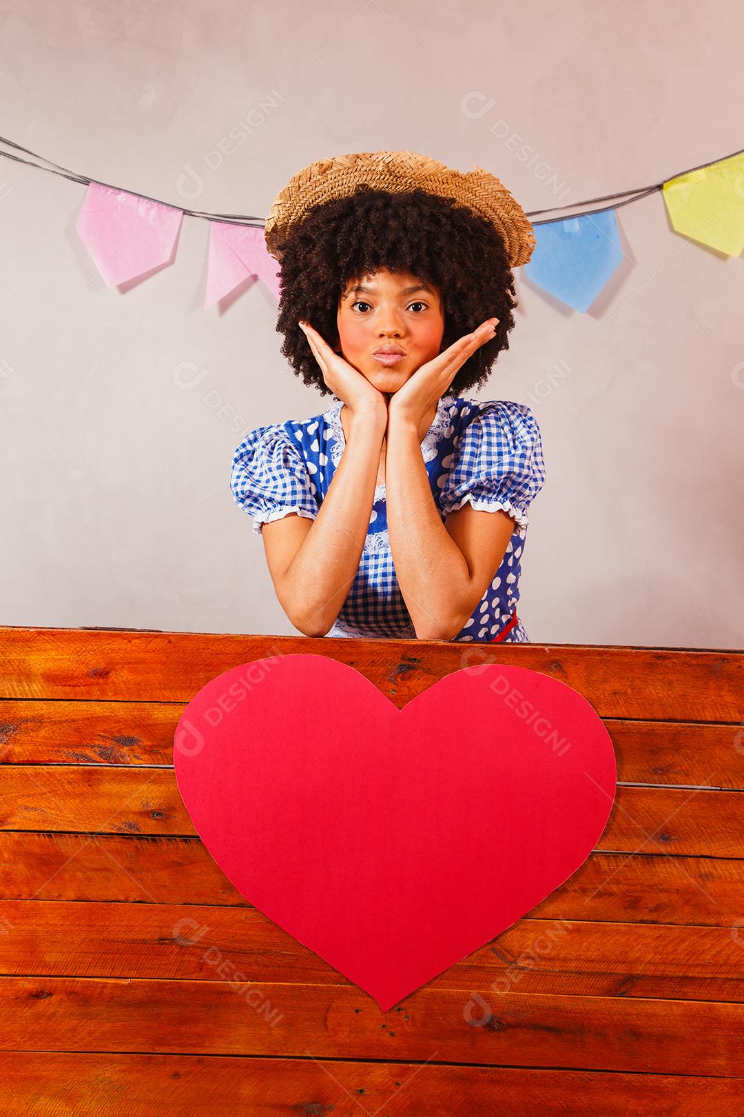 jovem afro vestida para festa junina