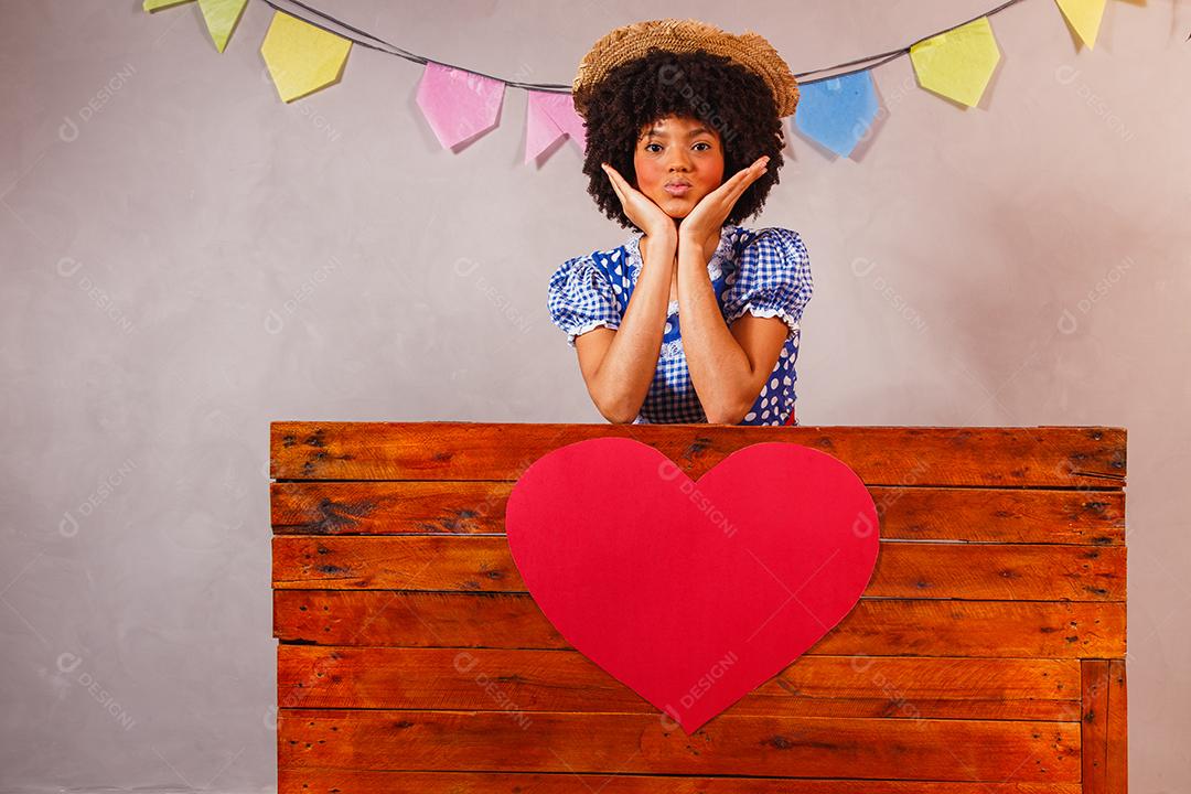 jovem afro vestida para festa junina