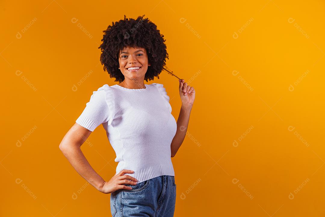 Retrato da beleza da mulher afro-americana com penteado afro e maquiagem glamour. mulher brasileira. Mestiço