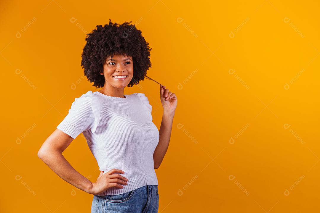 Retrato da beleza da mulher afro-americana com penteado afro e maquiagem glamour. mulher brasileira. Mestiço