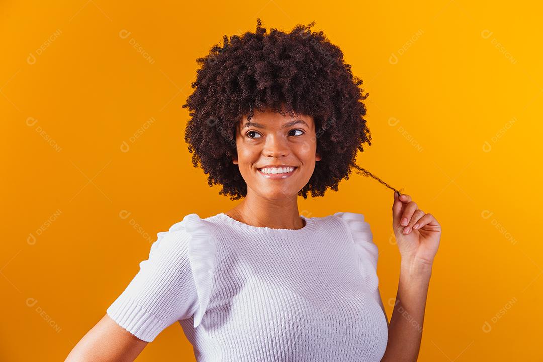 Retrato da beleza da mulher afro-americana com penteado afro e maquiagem glamour. mulher brasileira. Mestiço