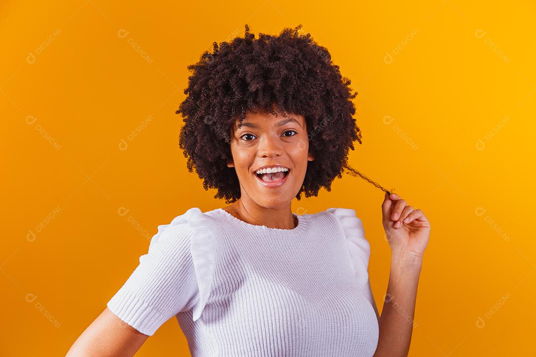 Retrato da beleza da mulher afro-americana com penteado afro e maquiagem glamour. mulher brasileira. Mestiço