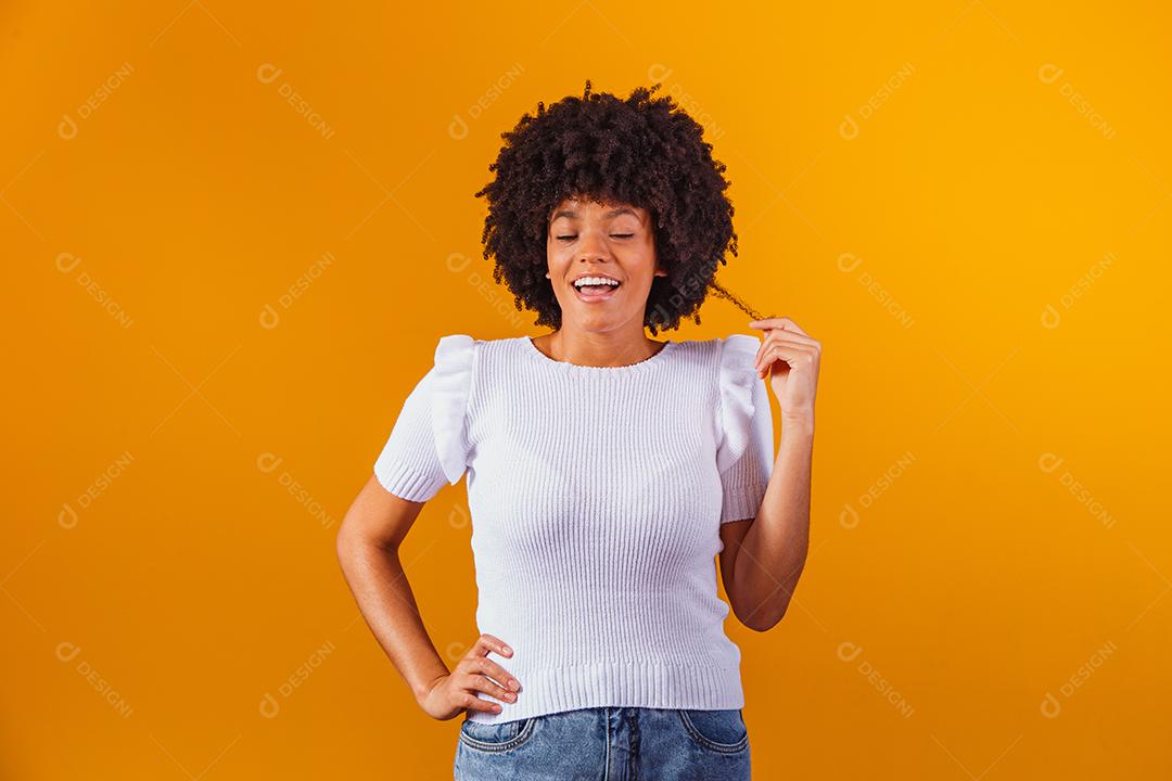 Retrato da beleza da mulher afro-americana com penteado afro e maquiagem glamour. mulher brasileira. Mestiço