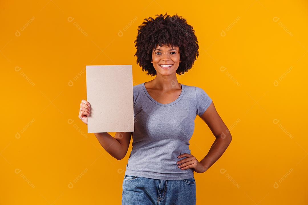 Mulher mostra tabuleiro vazio. Placa de publicidade. Sexta-feira preta. Publicidade. Mulher sorridente detém