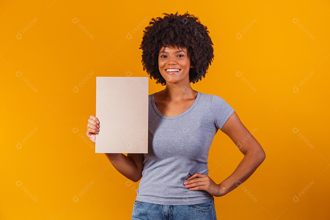 Mulher mostra tabuleiro vazio. Placa de publicidade. Sexta-feira preta. Publicidade. Mulher sorridente detém