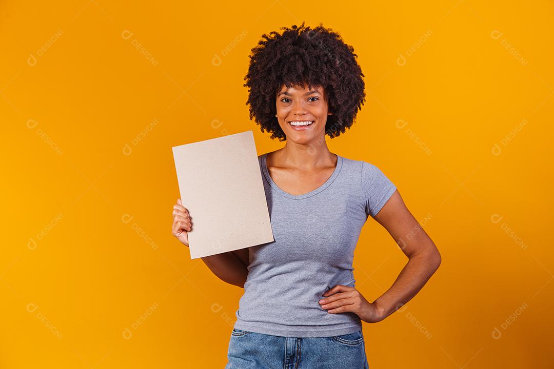 Mulher mostra tabuleiro vazio. Placa de publicidade. Sexta-feira preta. Publicidade. Mulher sorridente detém