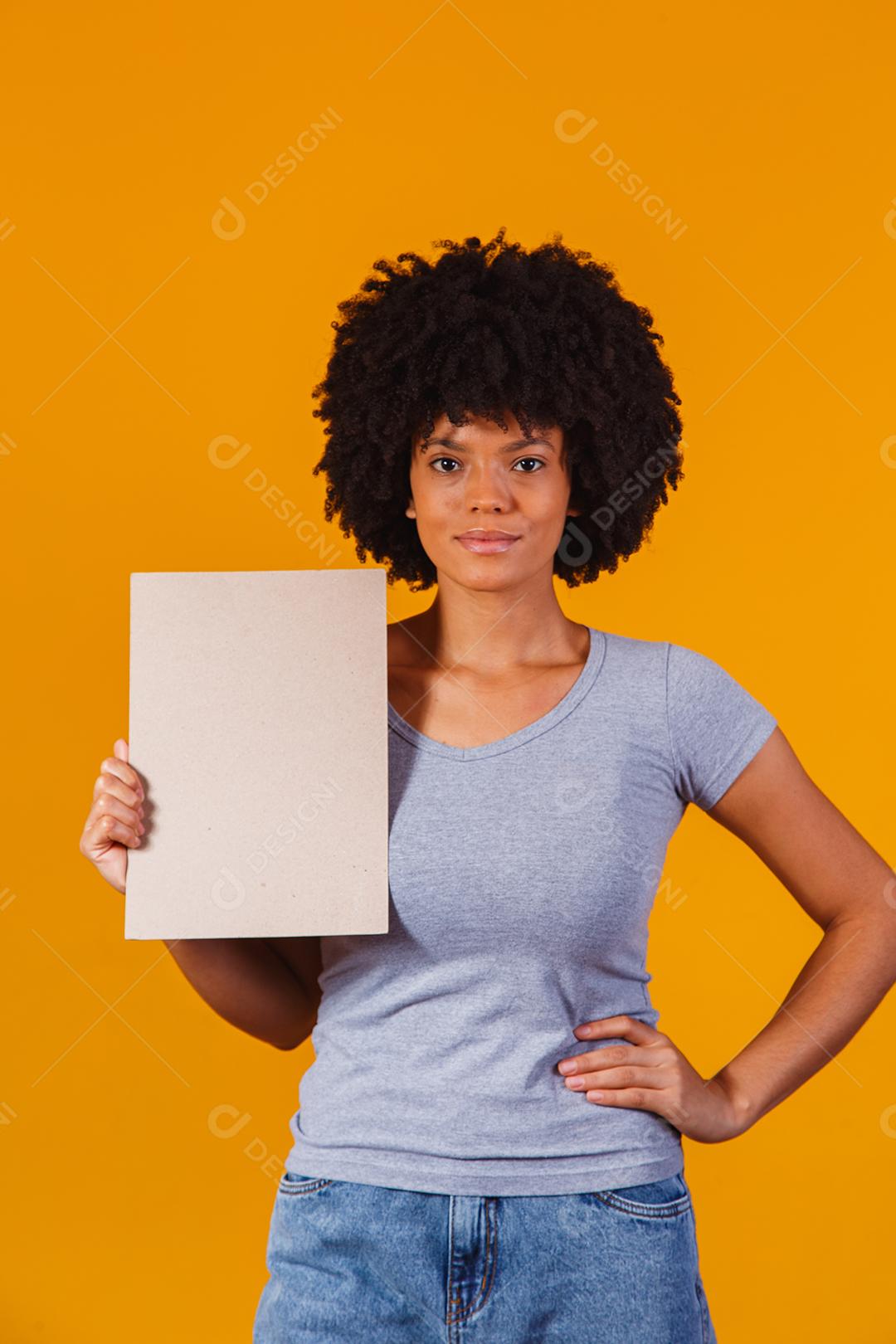 Mulher mostra tabuleiro vazio. Placa de publicidade. Sexta-feira preta. Publicidade. Mulher sorridente detém